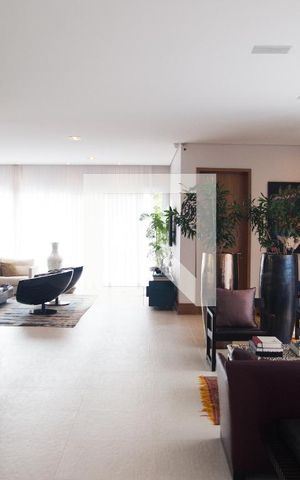 Casa à venda com 687m², 5 quartos e 10 vagas Casa à venda com 687m², 5 quartos e 10 vagasSala
