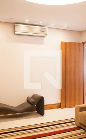 Casa à venda com 687m², 5 quartos e 10 vagas Casa à venda com 687m², 5 quartos e 10 vagasSala de TV