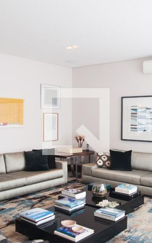 Casa à venda com 687m², 5 quartos e 10 vagas Casa à venda com 687m², 5 quartos e 10 vagasSala