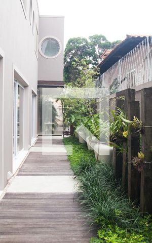 Casa à venda com 687m², 5 quartos e 10 vagas Casa à venda com 687m², 5 quartos e 10 vagasÁrea Externa