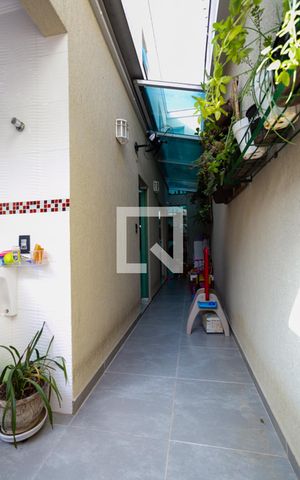 Casa à venda com 180m², 3 quartos e 2 vagas Casa à venda com 180m², 3 quartos e 2 vagasCorredor externo com teto retrátil