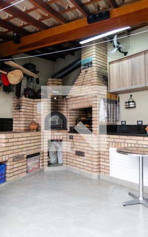 Casa à venda com 180m², 3 quartos e 2 vagas Casa à venda com 180m², 3 quartos e 2 vagasChurrasqueira