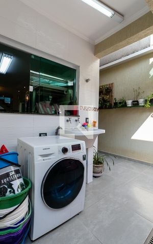 Casa à venda com 180m², 3 quartos e 2 vagas Casa à venda com 180m², 3 quartos e 2 vagasÁrea de Serviço