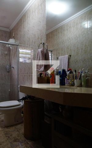 Casa à venda com 444m², 4 quartos e 6 vagasBanheiro Quarto 1 - suíte