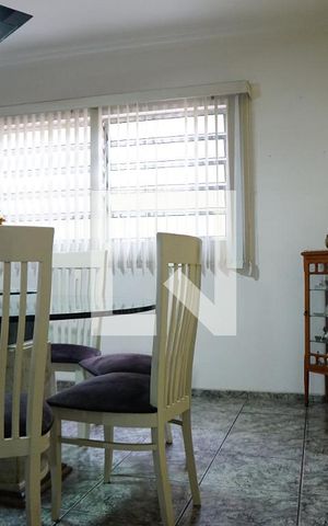 Casa à venda com 444m², 4 quartos e 6 vagasSala