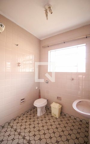 Casa à venda com 216m², 3 quartos e 2 vagas Casa à venda com 216m², 3 quartos e 2 vagasBanheiro