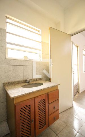 Casa à venda com 216m², 3 quartos e 2 vagas Casa à venda com 216m², 3 quartos e 2 vagasCasa 2 - Banheiro