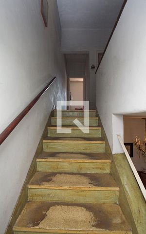 Casa à venda com 260m², 3 quartos e 5 vagas Casa à venda com 260m², 3 quartos e 5 vagasEscada - Acesso Quartos e Banheiros