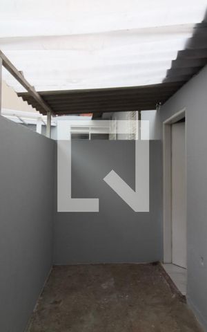 Casa para alugar com 25m², 1 quarto e sem vagaÁrea serviço