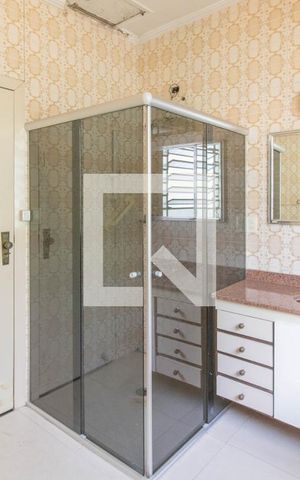 Casa à venda com 365m², 3 quartos e 3 vagas Casa à venda com 365m², 3 quartos e 3 vagasBanheiro