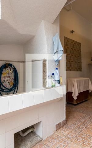 Casa à venda com 220m², 5 quartos e 1 vagaFundos - Área de serviço