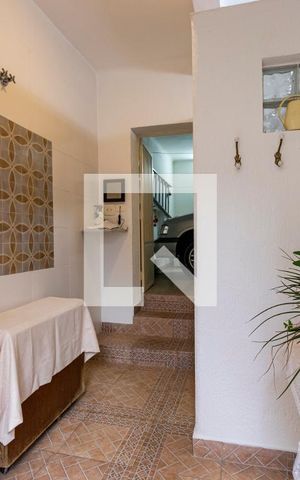 Casa à venda com 220m², 5 quartos e 1 vagaFundos - Área de serviço