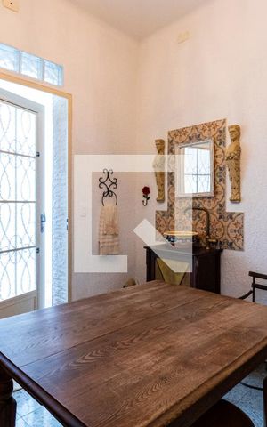 Casa à venda com 220m², 5 quartos e 1 vagaFundos - Escritório