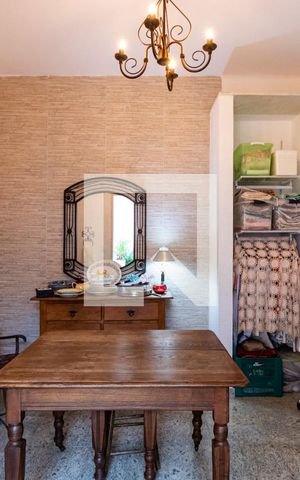 Casa à venda com 220m², 5 quartos e 1 vagaFundos - Escritório