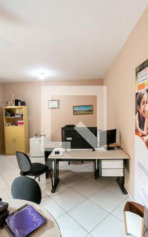 Casa à venda com 350m², 4 quartos e 2 vagasEscritório