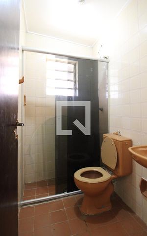 Casa à venda com 500m², 4 quartos e 8 vagasDetalhe do banheiro da edícula 