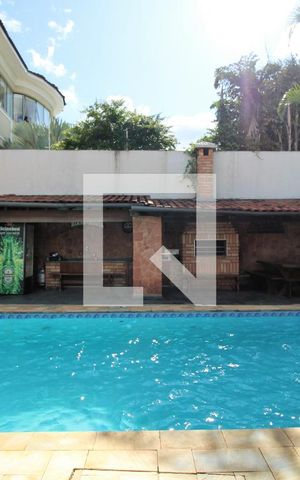 Casa à venda com 500m², 4 quartos e 8 vagasDetalhe da piscina 