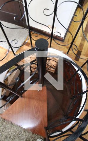 Casa à venda com 500m², 4 quartos e 8 vagasEscada 