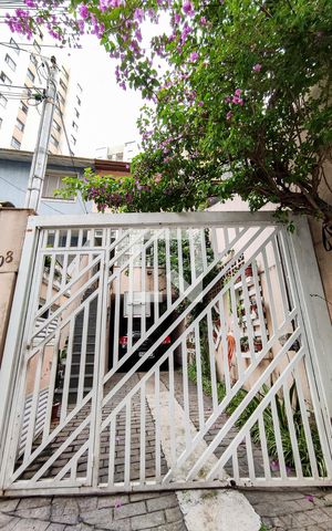 Casa à venda com 94m², 2 quartos e 2 vagas Casa à venda com 94m², 2 quartos e 2 vagasFachada