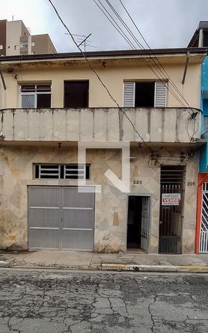 Casa à venda com 280m², 5 quartos e 2 vagas Casa à venda com 280m², 5 quartos e 2 vagasFachada