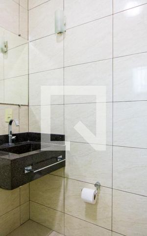 Casa para alugar com 75m², 2 quartos e 2 vagasBanheiro do quarto 1