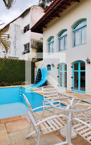 Casa à venda com 848m², 4 quartos e 4 vagas Casa à venda com 848m², 4 quartos e 4 vagasÁrea Externa