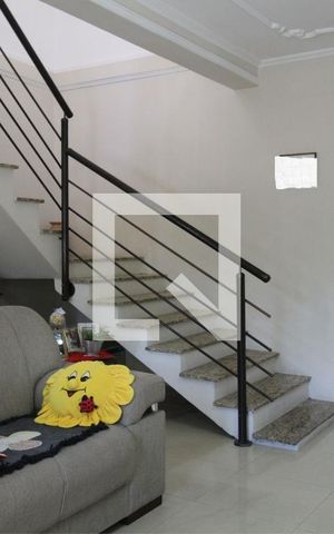 Casa à venda com 233m², 4 quartos e 2 vagas Casa à venda com 233m², 4 quartos e 2 vagasEscada da Sala