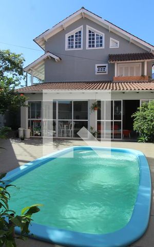 Casa à venda com 233m², 4 quartos e 2 vagasPiscina