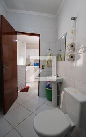 Casa para alugar com 425m², 4 quartos e 5 vagasBanheiro de Serviço