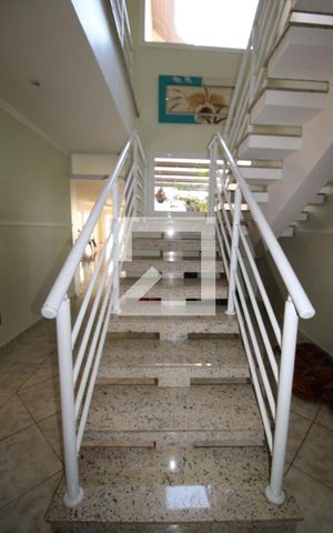 Casa para alugar com 425m², 4 quartos e 5 vagasEscada