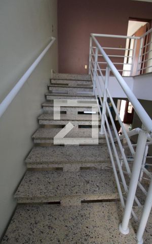 Casa para alugar com 425m², 4 quartos e 5 vagasEscada