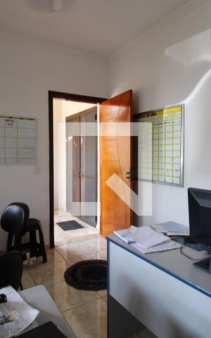 Casa para alugar com 425m², 4 quartos e 5 vagasEscritório