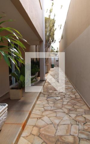 Casa para alugar com 425m², 4 quartos e 5 vagasCorredor externo 1