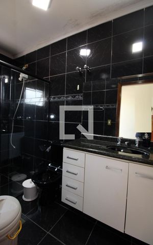 Casa para alugar com 425m², 4 quartos e 5 vagasBanheiro do Quarto 4 (suíte)