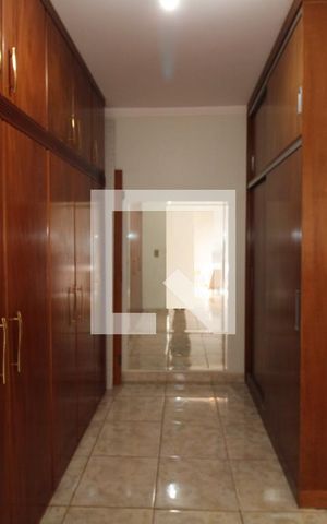 Casa para alugar com 425m², 4 quartos e 5 vagasCloset do Quarto 1 (suíte)