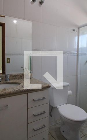 Casa para alugar com 425m², 4 quartos e 5 vagasBanheiro do Quarto 3 (suíte)