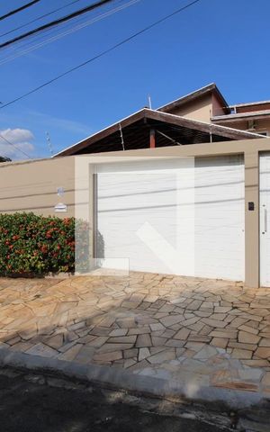 Casa para alugar com 425m², 4 quartos e 5 vagasFachada