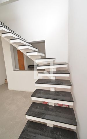 Apartamento à venda com 148m², 3 quartos e 3 vagas Apartamento à venda com 148m², 3 quartos e 3 vagasEscada