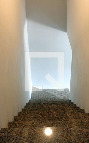 Casa à venda com 200m², 3 quartos e 2 vagas Casa à venda com 200m², 3 quartos e 2 vagasEscada