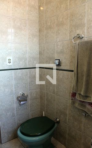 Casa à venda com 200m², 3 quartos e 2 vagas Casa à venda com 200m², 3 quartos e 2 vagasBanheiro