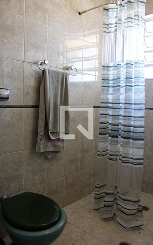 Casa à venda com 200m², 3 quartos e 2 vagas Casa à venda com 200m², 3 quartos e 2 vagasBanheiro