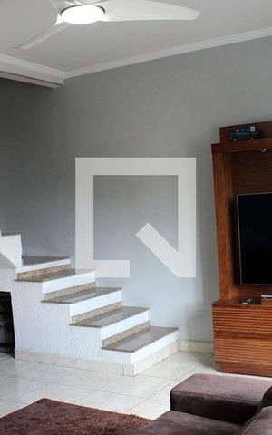 Casa à venda com 200m², 3 quartos e 2 vagas Casa à venda com 200m², 3 quartos e 2 vagasSala
