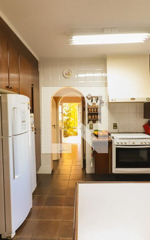 Casa à venda com 460m², 4 quartos e 6 vagas Casa à venda com 460m², 4 quartos e 6 vagasCozinha
