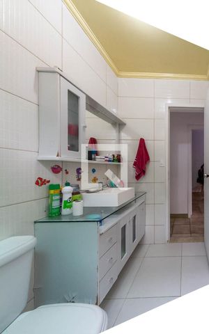 Casa à venda com 220m², 4 quartos e 2 vagas Casa à venda com 220m², 4 quartos e 2 vagasBanheiro 2