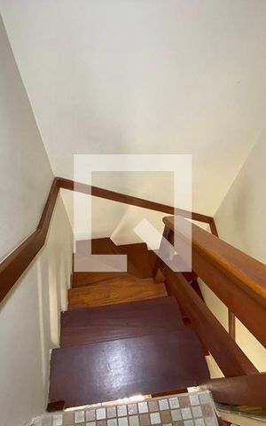 Casa de condomínio à venda com 130m², 3 quartos e 2 vagasEscada