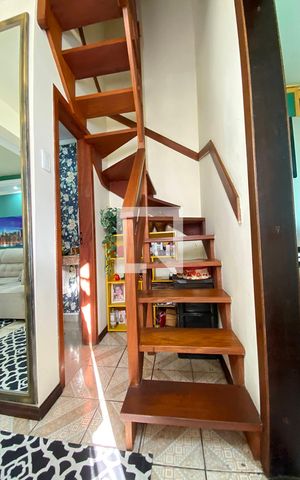 Casa de condomínio à venda com 130m², 3 quartos e 2 vagasEscada