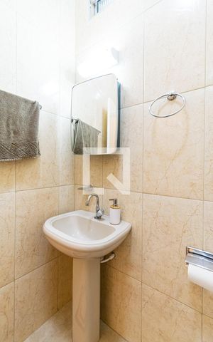 Casa à venda com 194m², 4 quartos e 1 vaga Casa à venda com 194m², 4 quartos e 1 vagaBanheiro Social