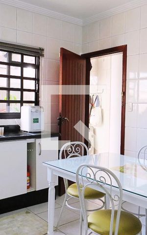 Casa à venda com 216m², 3 quartos e 4 vagasCozinha - Armários