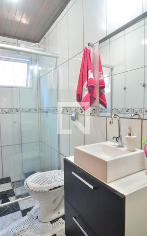 Casa à venda com 95m², 2 quartos e 2 vagasBanheiro social