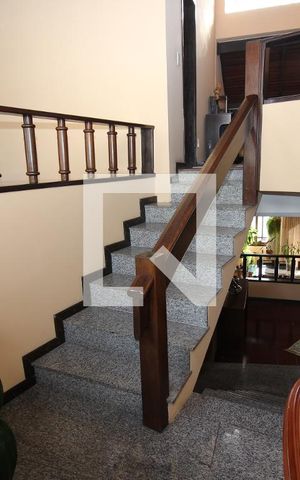 Casa de condomínio à venda com 367m², 4 quartos e 2 vagasEscada